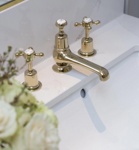 Смеситель для раковины Burlington CL12 GOLD на 3 отверстия с донным клапаном. Золото- фото3