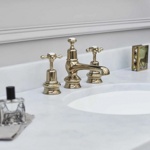 Смеситель для раковины Burlington CLR12 GOLD подвышенный на 3 отверстия с донным клапаном. Золото- фото3